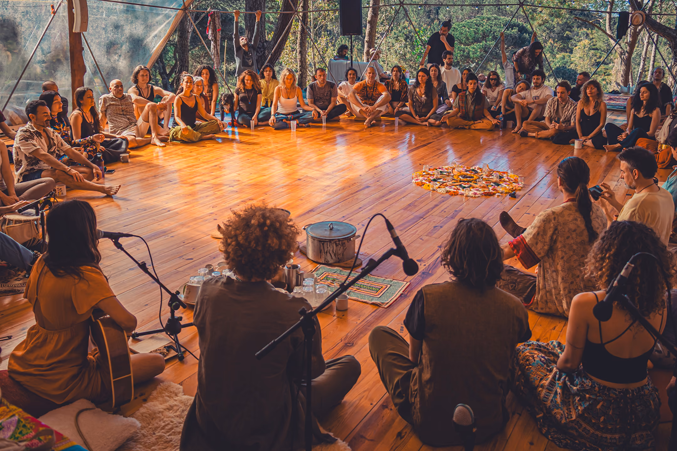 Group of people celebrating indoors with text announcing Coração de Cacau 8th Anniversary event in Gaia Meco, Portugal on 11.04.2026.
